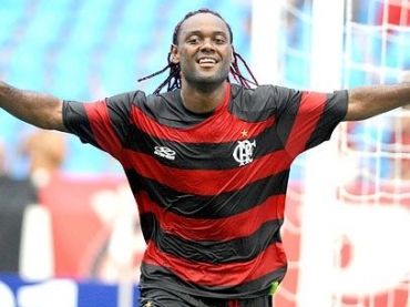 Love vibra ao marcar com a camisa do Fla