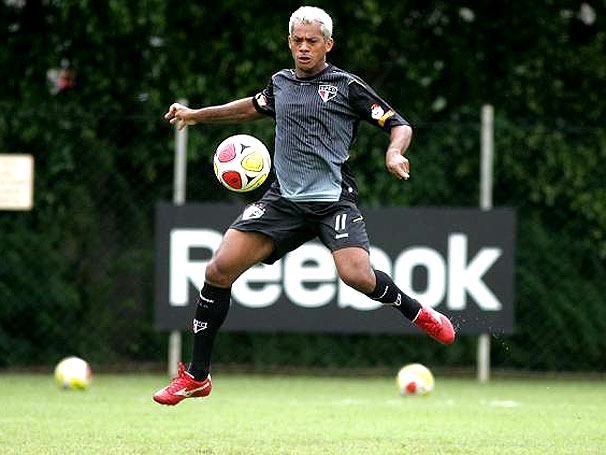 Marcelinho deixou sua marca na estreia do So Paulo no Paulisto, na derrota para a Portuguesa