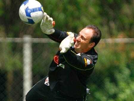 O goleiro Rogrio Ceni, que completou 37 anos na sexta-feira (22), volta ao time titular do So Paulo