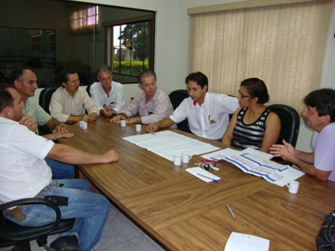 Vereadores, diretoria do Grupo Gaspar, engenheiros e o secretrio de Esportes, Santinho Salerno