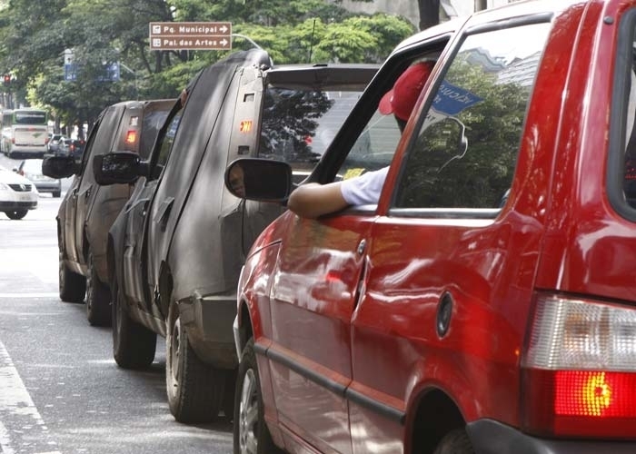 Nova gerao do Fiat Uno, com camuflagem negra,  flagrada em BH