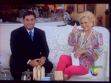 Carlos Nascimento posa ao lado de Hebe Camargo, na casa da apresentadora.