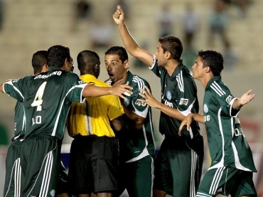 Palmeirenses mostram indignao com gol de Tadeu, validado mesmo em posio de impedimento