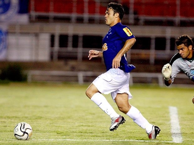 Autor de trs gols, Klber chegou a perder um pnalti no primeiro tempo