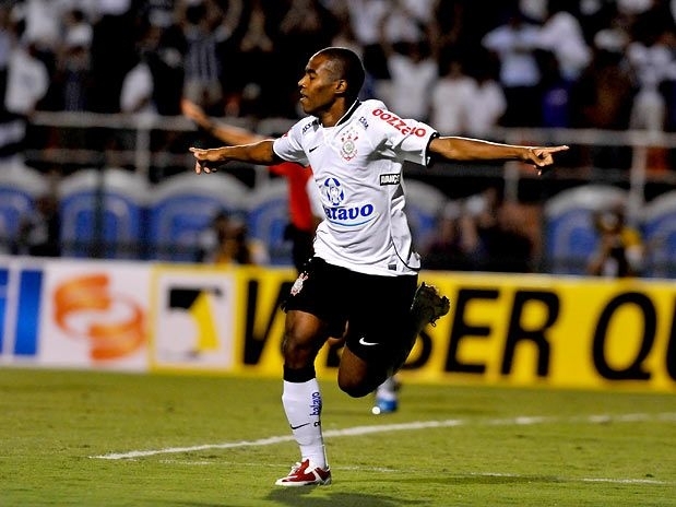 Elias comemora primeiro gol oficial do Corinthians no Pacaembu no ano do centenrio