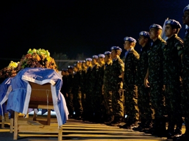Militares da ONU prestam homenagem a 17 v�timas brasileiras no terremoto, no aeroporto internacional de Porto Pr�ncipe.