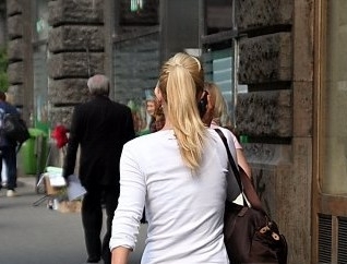 Loiras n�o percebem que homens s�o mais atenciosos com elas do que com outras mulheres.