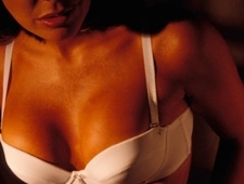 A revista de casamento s permite decotes visveis com um pouco mais de discrio. Do contrrio,  divrcio na certa.