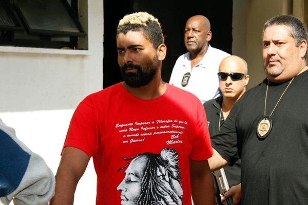 Humorista Zina deixa a delegacia