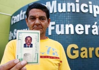 Ivair segura a foto de Tomazine e critica segurana pblica