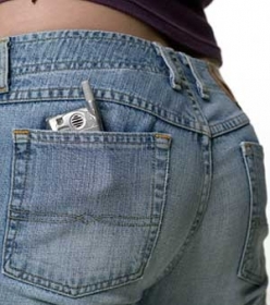 Celular no bolso de tr�s � roubo na certa. Com direito a uma inc�moda passada de m�o.