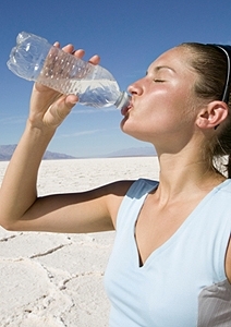 Beber muita água é essencial para o funcionamento do organismo