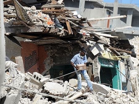 Porto Prncipe virou terra arrasada aps o forte tremor; muitas pessoas ainda continuam debaixo dos escombros
