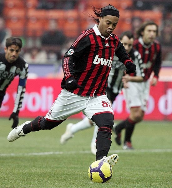 Ronaldinho cobra pnalti e faz o primeiro de seus trs gols no jogo contra o Siena pelo Campeonato Italiano