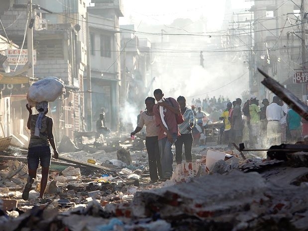 Rua fica destru�da em Porto Pr�ncipe ap�s terremoto