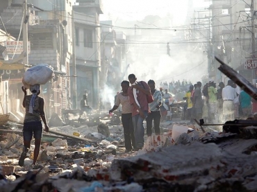Rua fica destru�da em Porto Pr�ncipe ap�s terremoto