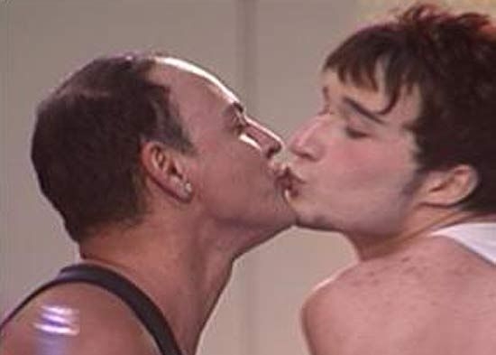 Beijo entre Dicesar e Srgio no 