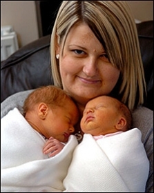 Kelly Bowen deu � luz os g�meos Ruby e Chaise no dia 31 de dezembro