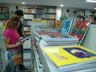 Especialista d dicas para economizar nas compras de materiais escolares