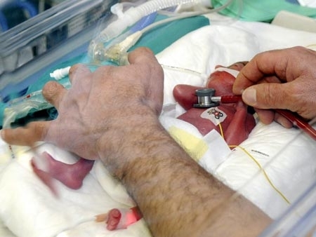 Mdico examina um dos seis recm-nascidos.