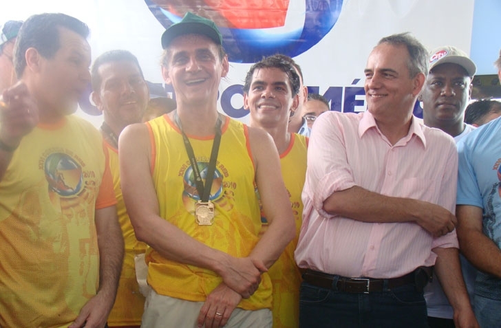 Z� do P�tio (� dir.) sorri, ap�s chamar Wilson Santos de governador, enquanto Silval Barbosa 