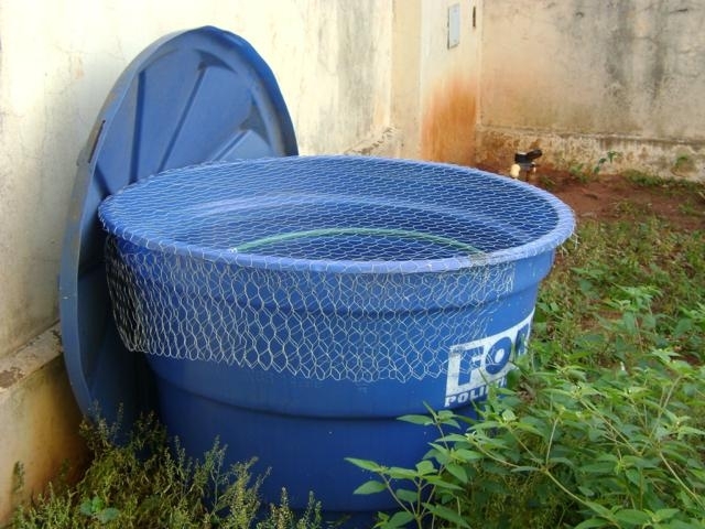 Menino de 2 anos morre afogado em caixa d