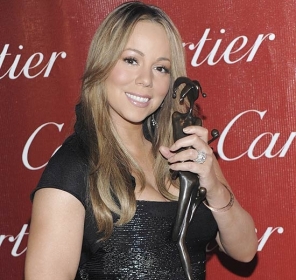 A atriz e cantora Mariah Carey com o trofu recebido no Palm Springs Film Festival Awards 