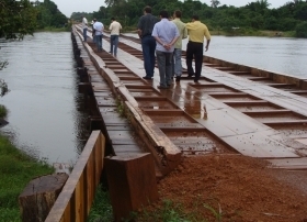 Caminhonete cai no rio do Sangue e famlia desaparece