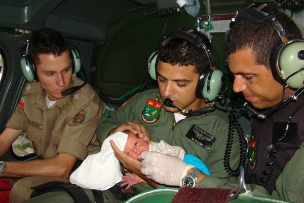 Beb� engasga e � socorrido por helic�ptero da PM