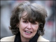 Frances Inglis  acusada de matar o filho