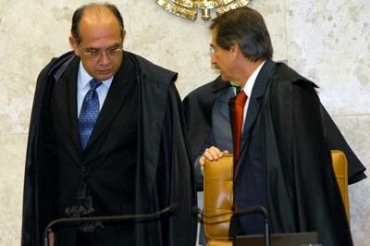 Sai Gilmar Mendes e entra Cezar Peluso na presidncia do STF 