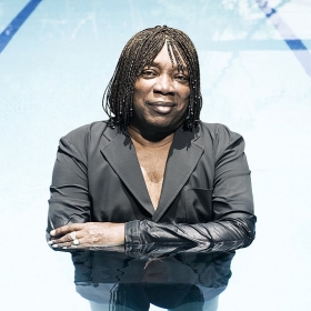 Milton Nascimento na piscina de sua casa, na Barra da Tijuca, no Rio de Janeiro; novo disco sai no 1 semestre