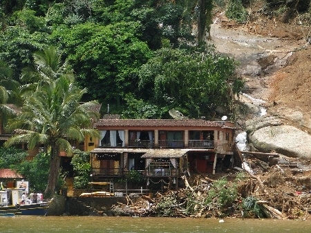 Local onde estava localizada a Pousada Sankay, atingida pelo deslizamento de uma encosta, na Praia do Bananal