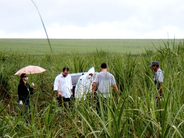 Policiais inspecionam o veculo onde os corpos foram encontrados