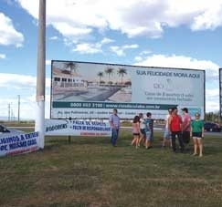 Pessoas que aguardam ser contemplados fazem protesto na frente dos estandes de venda de novas unidades, em Cuiab