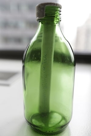 Garrafa com mensagem enviada por menina h 12 anos foi encontrada nos EUA. Autora morreu aos 18 anos em 2010