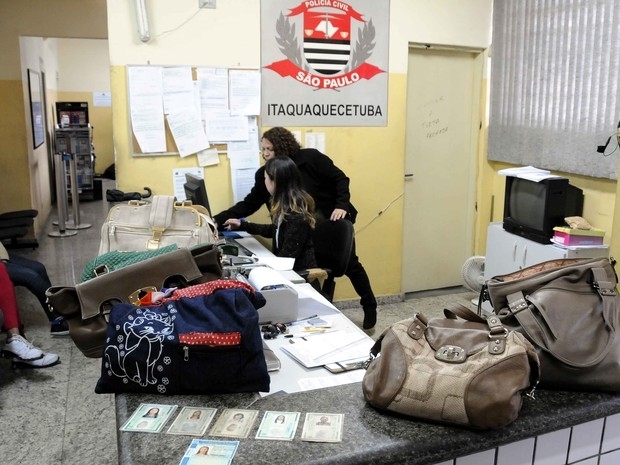 Bolsas das vtimas foram recuperadas pela polcia