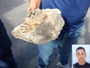 Pai mostra parte de reboco que caiu de viaduto no Subrbio e atingiu Marlon (no destaque)