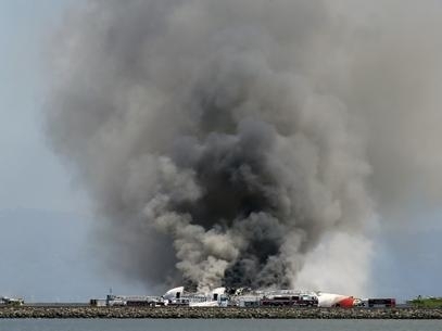 O acidente com o avio deixou uma densa camada de fumaa