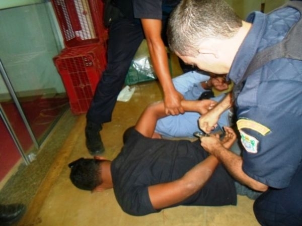 Ladro sendo preso pela polcia aps troca de tiros que resultou em dois baleados