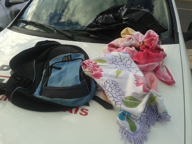 Menina estava dentro da mochila e enrolada em um pano, diz comerciante