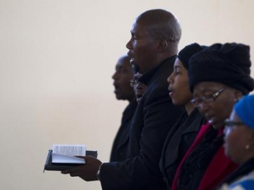 Mandla Mandela, neto do ex-presidente da �frica do Sul, participa de missa em igreja nas proximidades da resid�ncia de N