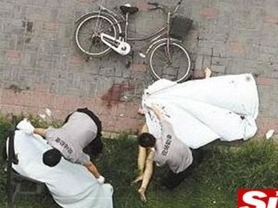 As imagens do local mostram o homem e a mulher ca�dos no ch�o