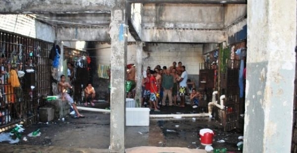 Presdio de Minas Gerais, onde detentos convivem com ratos e esgoto