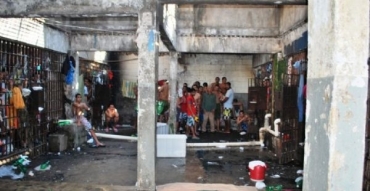 Pres�dio de Minas Gerais, onde detentos convivem com ratos e esgoto