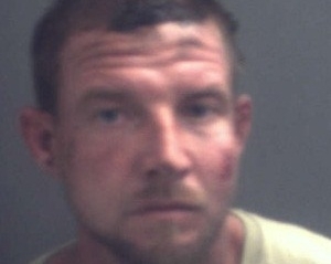 Chad Winslow tentou sair de loja coberto de gordura e ficou preso em uma das janelas