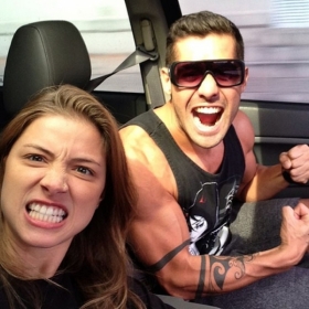 Yuri, com o visual antigo, ao lado da namorada, ngela Souza