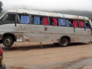 Micro-�nibus saiu da pista e uma mulher morreu na BR-070
