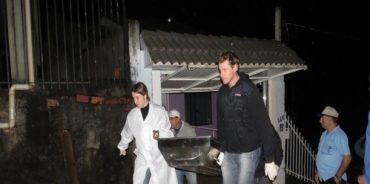 IGP retira corpo da mulher do policial civil de dentro da resid�ncia da fam�lia