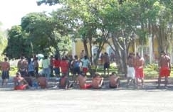Pela manh, ndios xavantes ficaram sentados na frente do frum, o que impediu o trabalho dos servidores da comarca